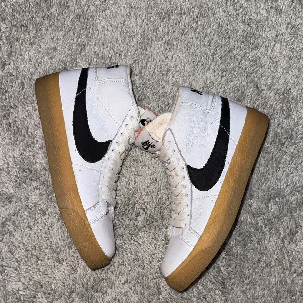 Nike SB White and Black High-Tops with Gum Soles basketball youth unisex size 5